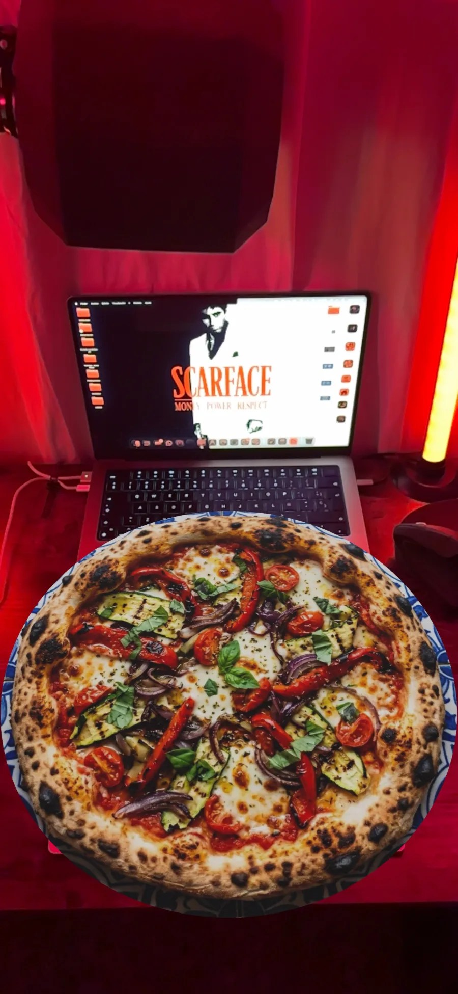 Una pizza Verdure de 40 cm colocada en realidad aumentada sobre un escritorio real, vista desde el navegador de un iPhone
